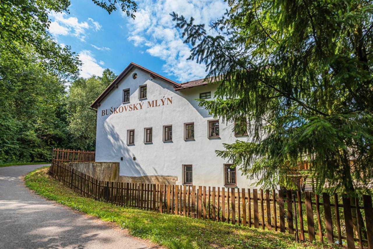 Buskovsky Mlyn 1580 Hotel Dolni Bousov Exterior photo