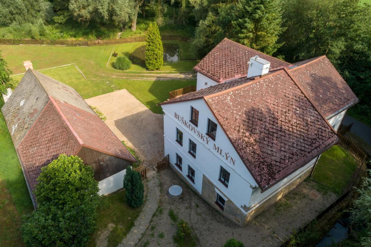 Buskovsky Mlyn 1580 Hotel Dolni Bousov Exterior photo
