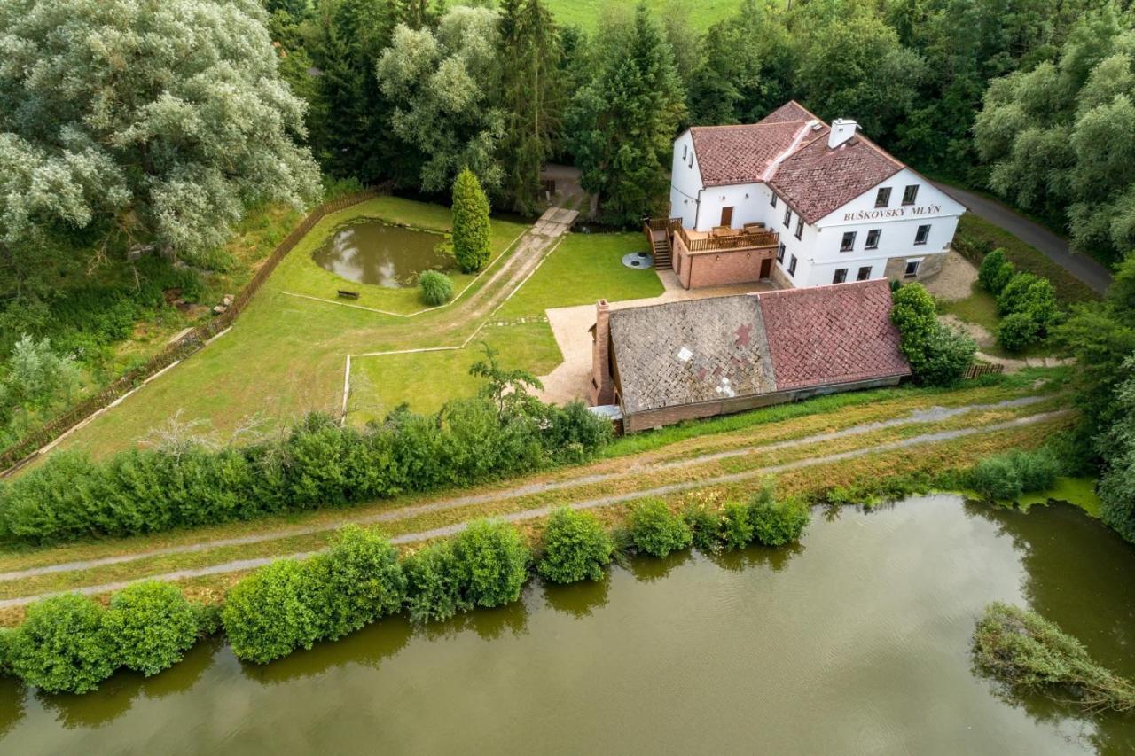 Buskovsky Mlyn 1580 Hotel Dolni Bousov Exterior photo