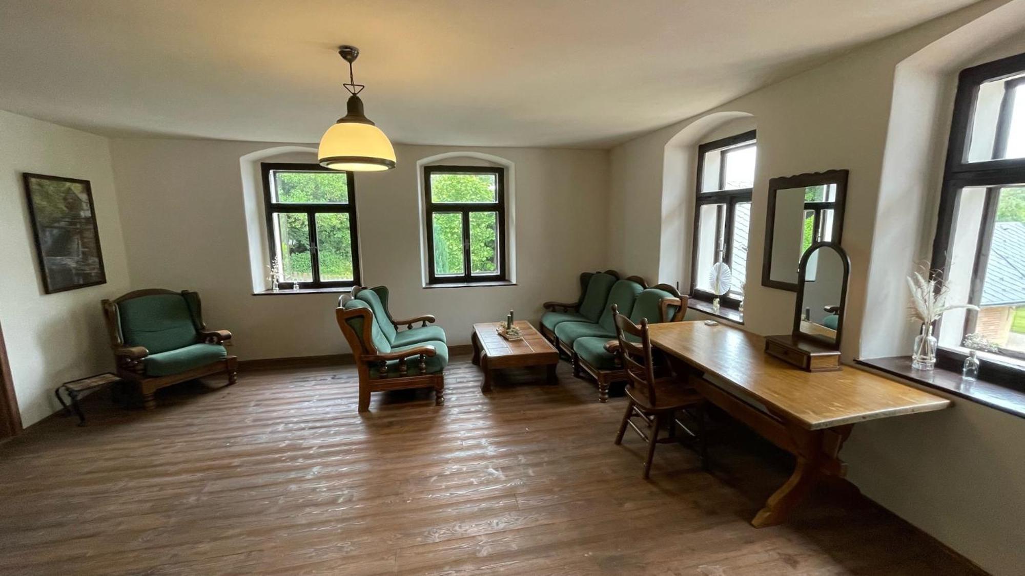 Buskovsky Mlyn 1580 Hotel Dolni Bousov Room photo