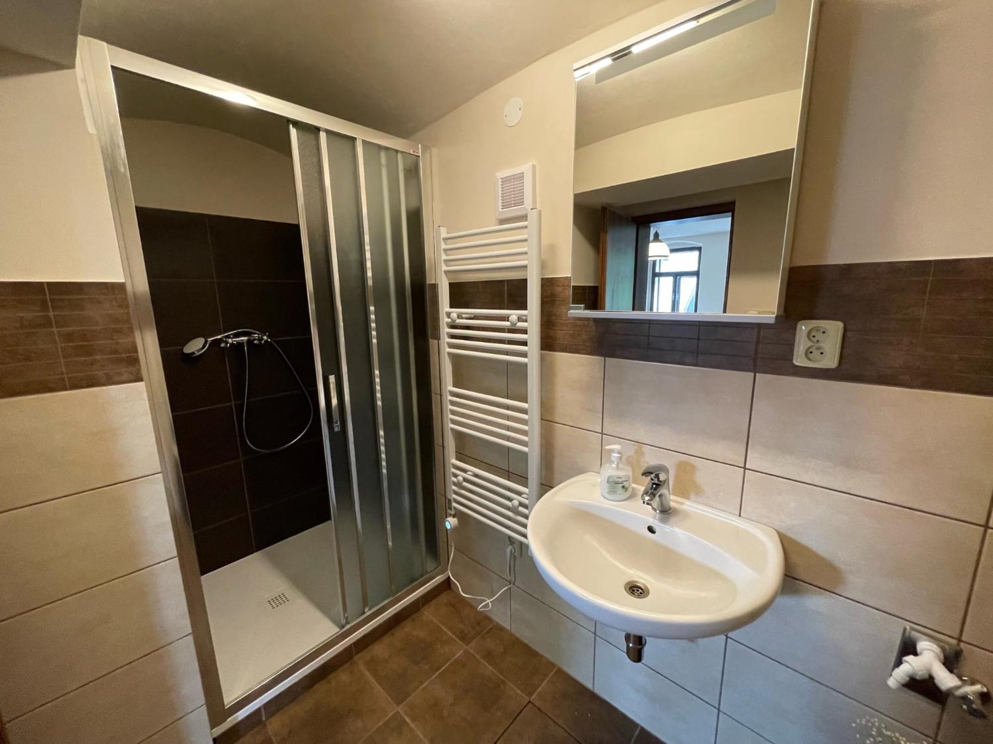 Buskovsky Mlyn 1580 Hotel Dolni Bousov Room photo